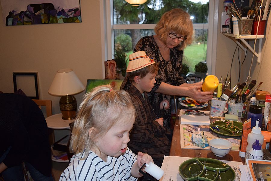 Laurits og Ella i atelier med mormor